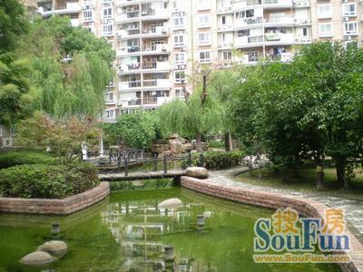 电梯房,客厅带阳台,闹中取静,中式风格,装修齐全