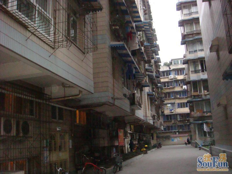 华民逸园2室1厅2卫东朝向2700.00元/月出租