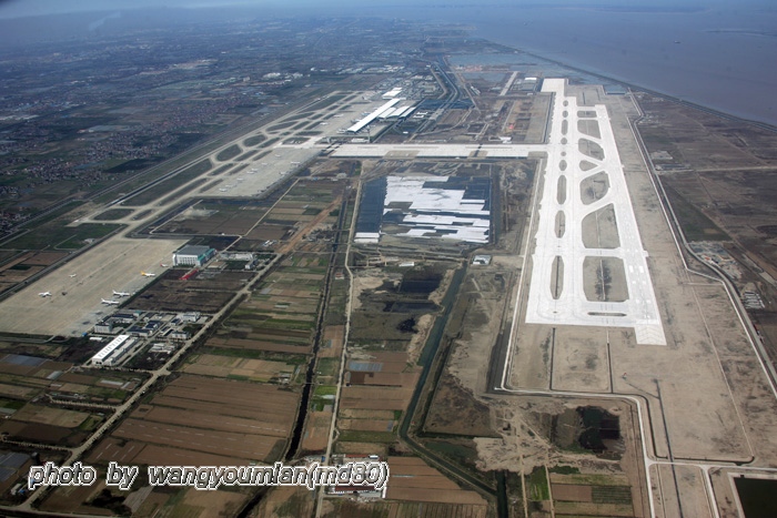 鸟瞰上海浦东机场        先上一张上次在天上拍的云片