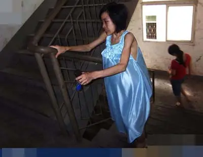 痛苦中挣扎的打工妹