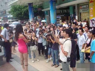 ����鿴��һ��: Ů�ӽ�ͷ�����汱����ڵ�Ǹ