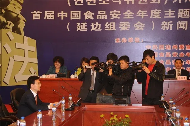 ����鿴��һ��: �ӱ߲߻�ʦЭ�����鳤���й�ʳƷ��ȫ��������ӱ���ί�ḱ���μ����鳤��ʿ������