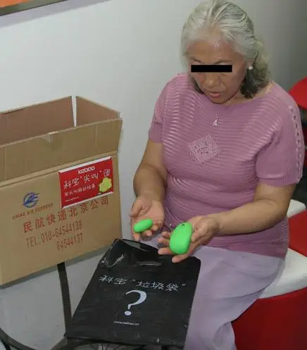 六旬老太婆参加团购,意外获得情趣用品!情趣内衣货到付款款长图片