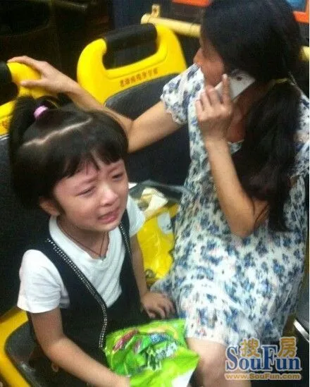 很可疑,像是拐卖儿童的!邻居们过来看看,这是谁 ...