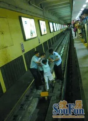 前天中午地铁1号线东单站一女子在列车进站时突然跳下站台,欲卧轨自杀
