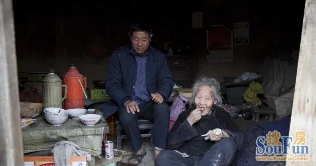 九旬老人靠爬行生活两年图片