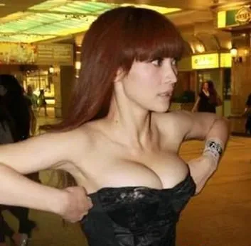 柳岩大胸图片