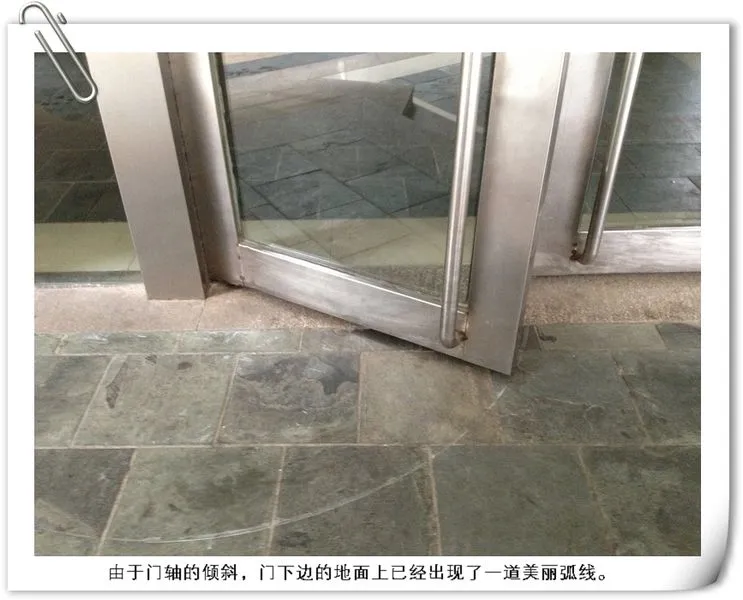 四栋二单元入户玻璃门为何屡坏屡修,屡修不好?