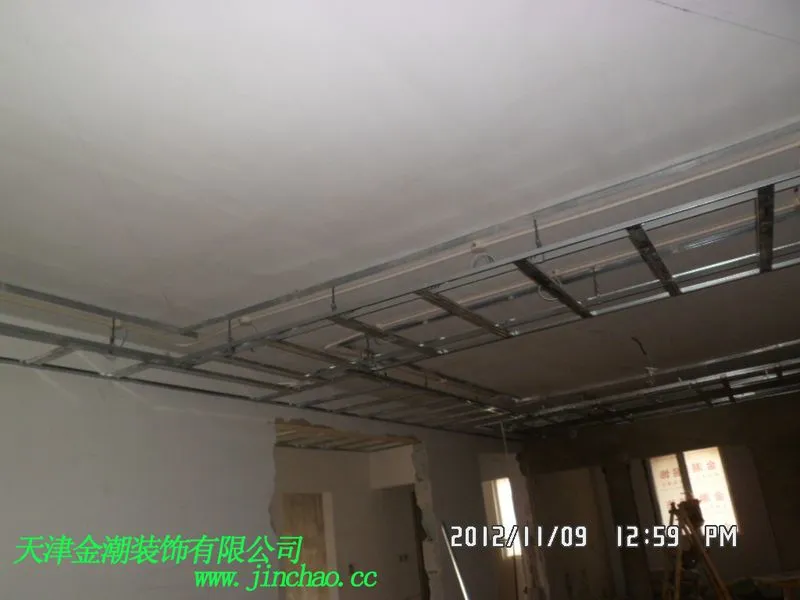 《天津金潮装饰公司》秀秀我们公司轻钢龙骨吊顶工艺,以及筒灯线管横