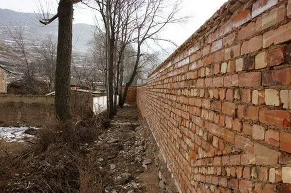 贫困县建遮羞墙图片