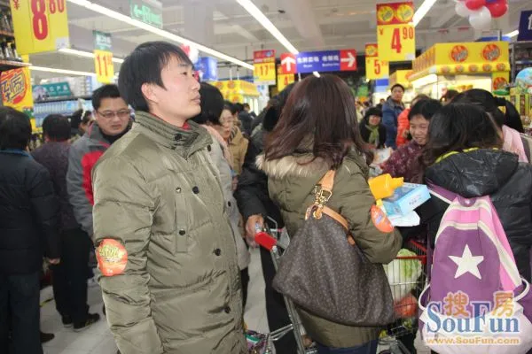 南京家乐福大华店开业,百元乐 透购物达人齐联欢