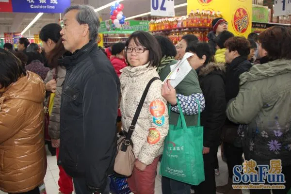 南京家乐福大华店开业,百元乐 透购物达人齐联欢