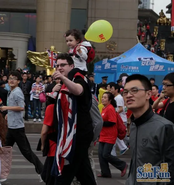 马拉松比赛,重庆的马拉松也非常具有国际水准,"南滨路的风景高清图片