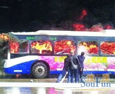 武汉公交车自燃图片