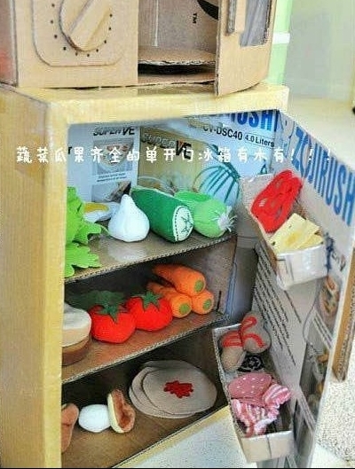 看宝妈给孩子手工制作的纸箱版迷你厨房,冰箱,微波炉样样全哦~o(∩_∩