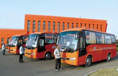 生态城内每个居民小区、学校和商业服务网点.发车时间为早7高清图片