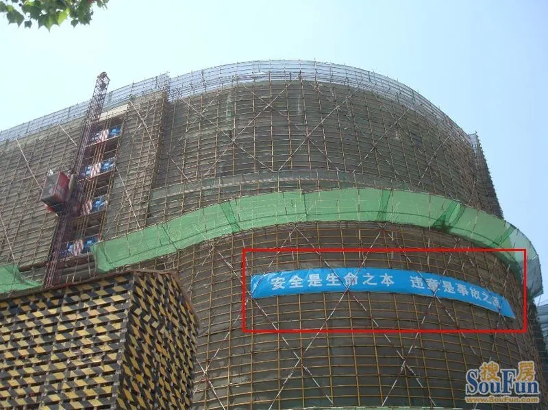 坝上街工地上到处都是安全警示的标语高清图片