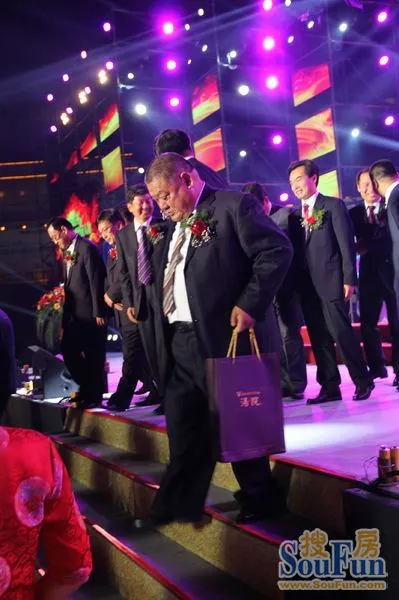 2012年度经济人物颁奖_2012年度经济人物_卡通人物简笔画