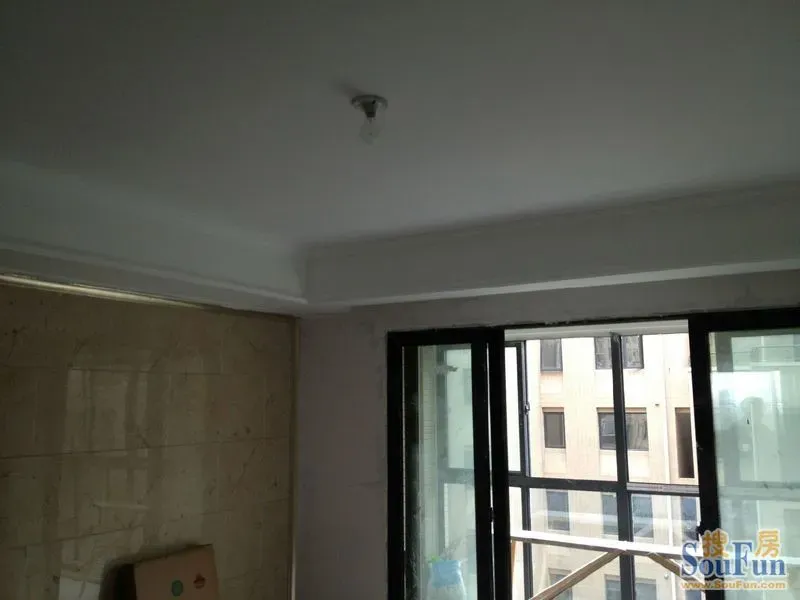 客厅顶面的阴角线
