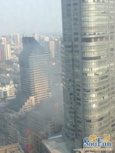 南京中央商场失火图片