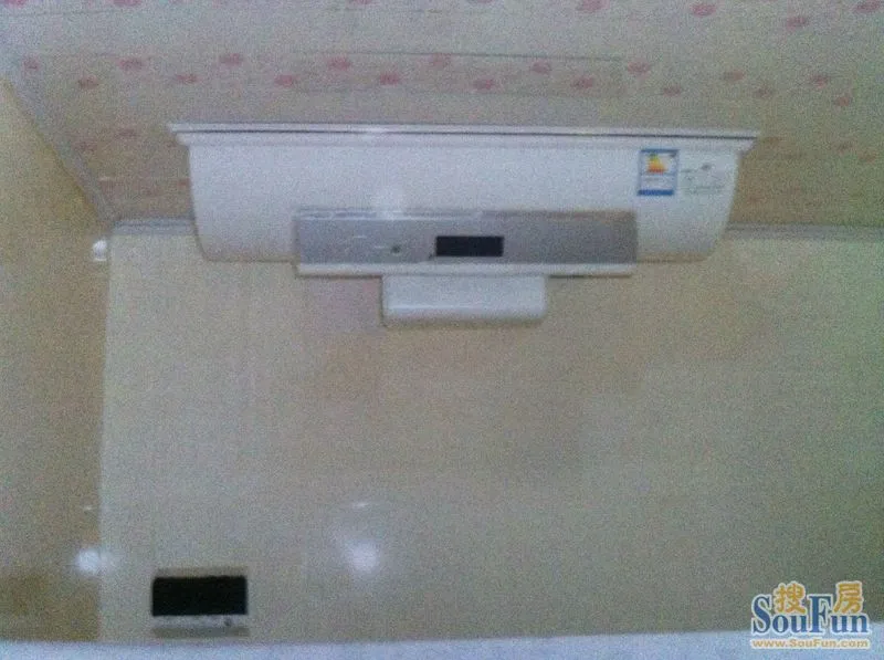 电热水器半隐藏安装,节约空间,安全美观(通过线控或遥控操作机器)