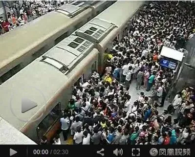 用生命在挤地铁!北京地铁13号线早高峰视频惊呆了美国小伙伴