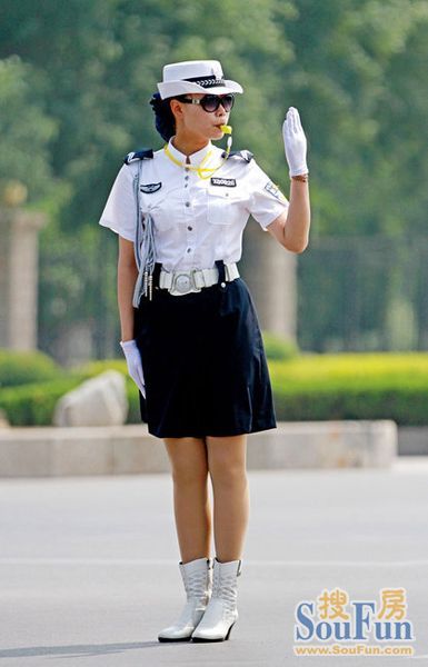 河南安阳美女交警换夏装