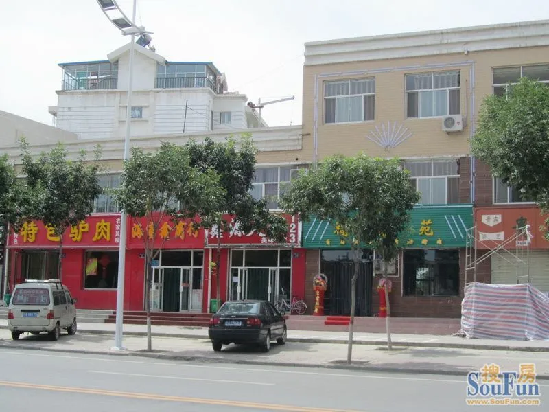 地处银川贺兰县中心地段,项目紧邻贺兰主轴居安西路,新兴商业街富兴