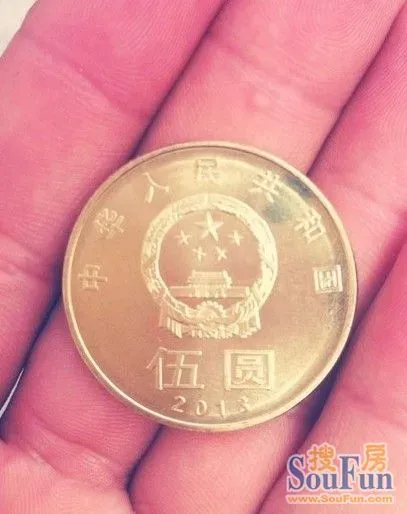 奥迪吊至楼顶图片