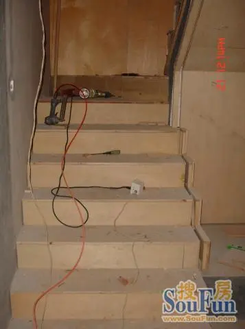 钢化玻璃楼梯扶手与石材的收口安装方法