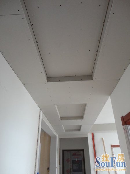 走廊吊顶及卧室顶角线制作完成. 木工现场施工中~~ 现场照片