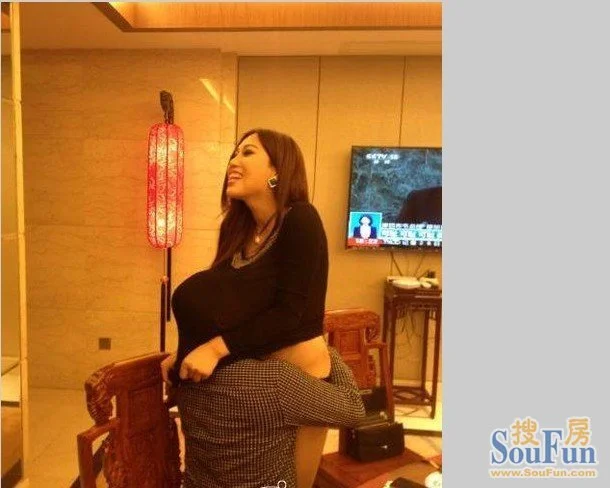 嫩模莫露露当场宽衣哺乳,富商叫一声妈妈吸一口奶