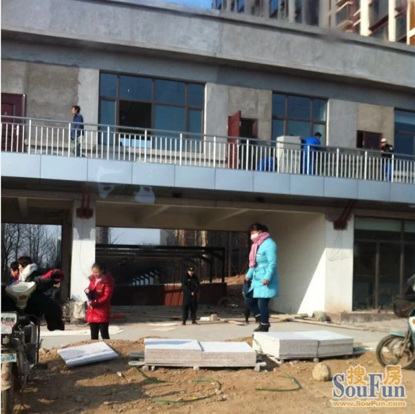 发一张12月5日维二远景 三.维二物业在小区东门,交房在高清图片