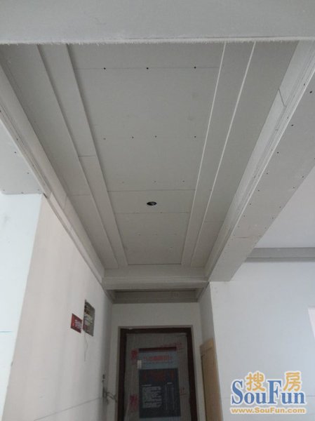 客厅石膏板顶角线造型及窗帘盒制作完成.