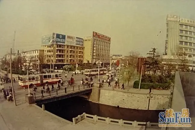 主题:80年代济南珍贵老照片,是否让你想起那些过往的曾经?