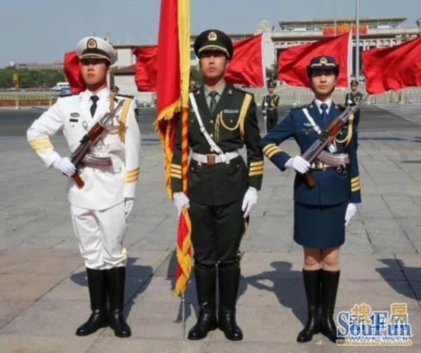 站在空军护旗手位置的仪仗女队员程诚激动地说:"作为第一批仪仗女兵