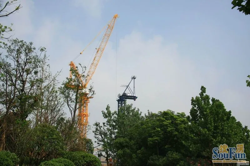 绿地真霸气!建一个写字楼用两台动臂式塔吊!
