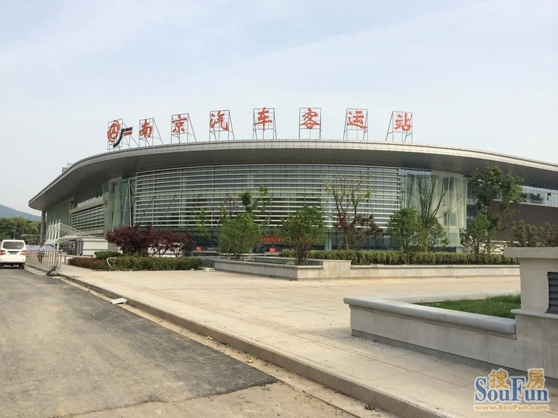 南京小红山汽车站到金陵滨江酒店怎么走,有多远?