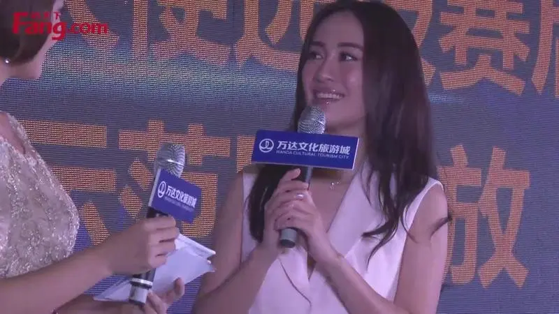 叶璇性感亮相江西南昌 白色深V装抢眼