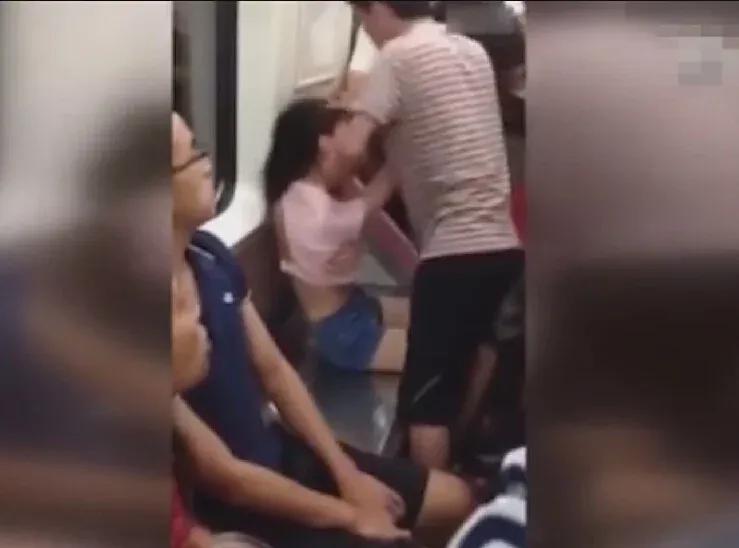武汉地铁两女子抢座 一女孩险被扒掉内衣