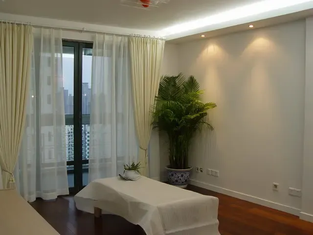 ��װ�ޣ�ɫ�ʰ����ҡ�������һ����̽�ּҾ���ɫ