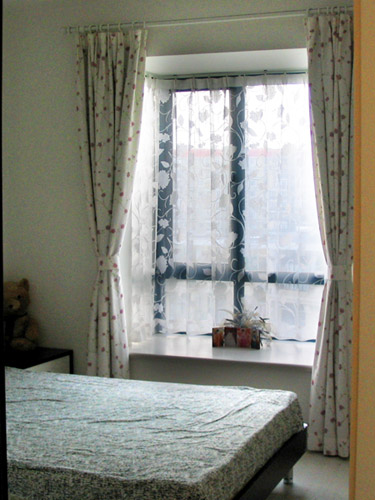 家居 上海装修 > 请问凸窗的窗帘是做在窗户上,还是做在墙上,如做在