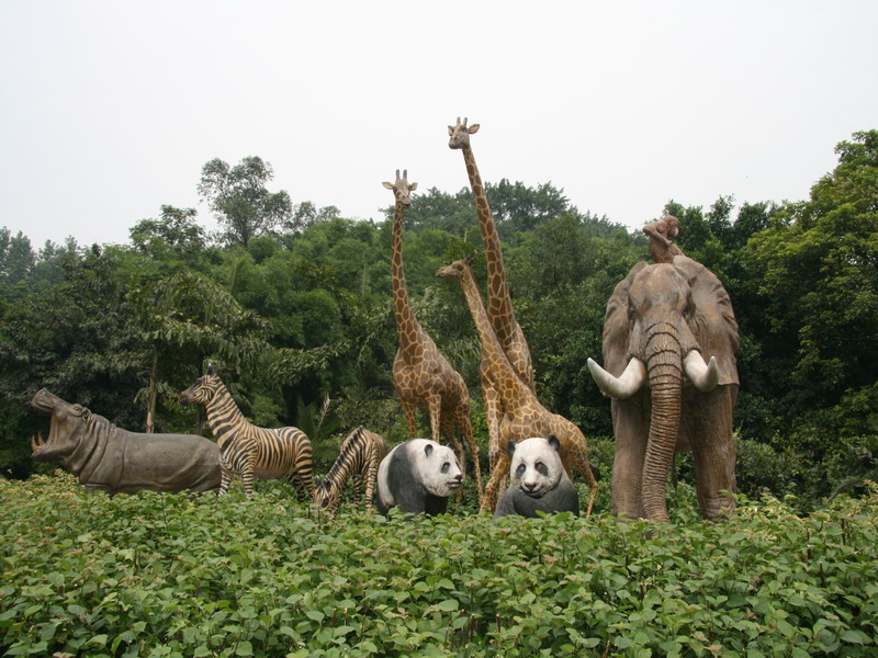 重庆动物园迎宾区的一组动物雕塑!
