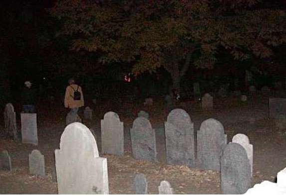 夜晚墓地的诡异照片