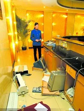 军长怒砸石家庄最大的洗浴中心 不看会后悔的