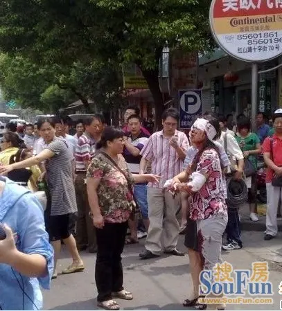...南京市栖霞区迈化路红太阳装饰城对面的煤气管道.南京高力家...