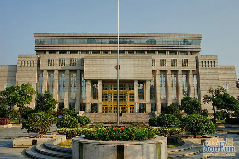 上海松江区政府机构办公大楼剪影