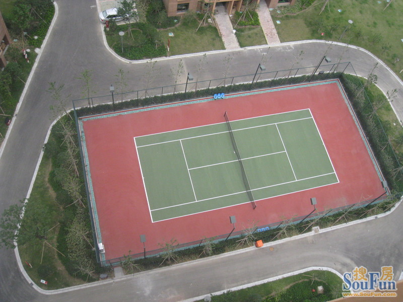 高空俯视颐和网球场,还不赖,挺正规的,但是怎么就只有