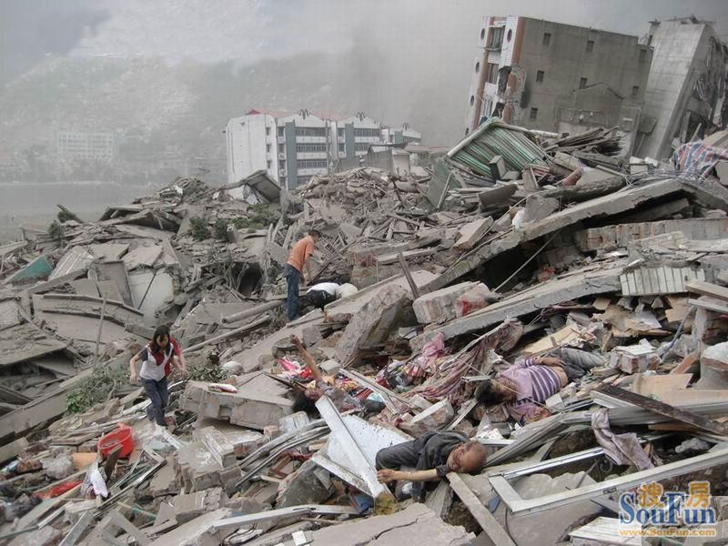 0级地震房屋屹立不倒,汶川8.0级地震中国房屋倒塌一片,面对"