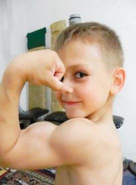 全球最强壮男孩7岁练出8块腹肌 认真表情萌翻众人